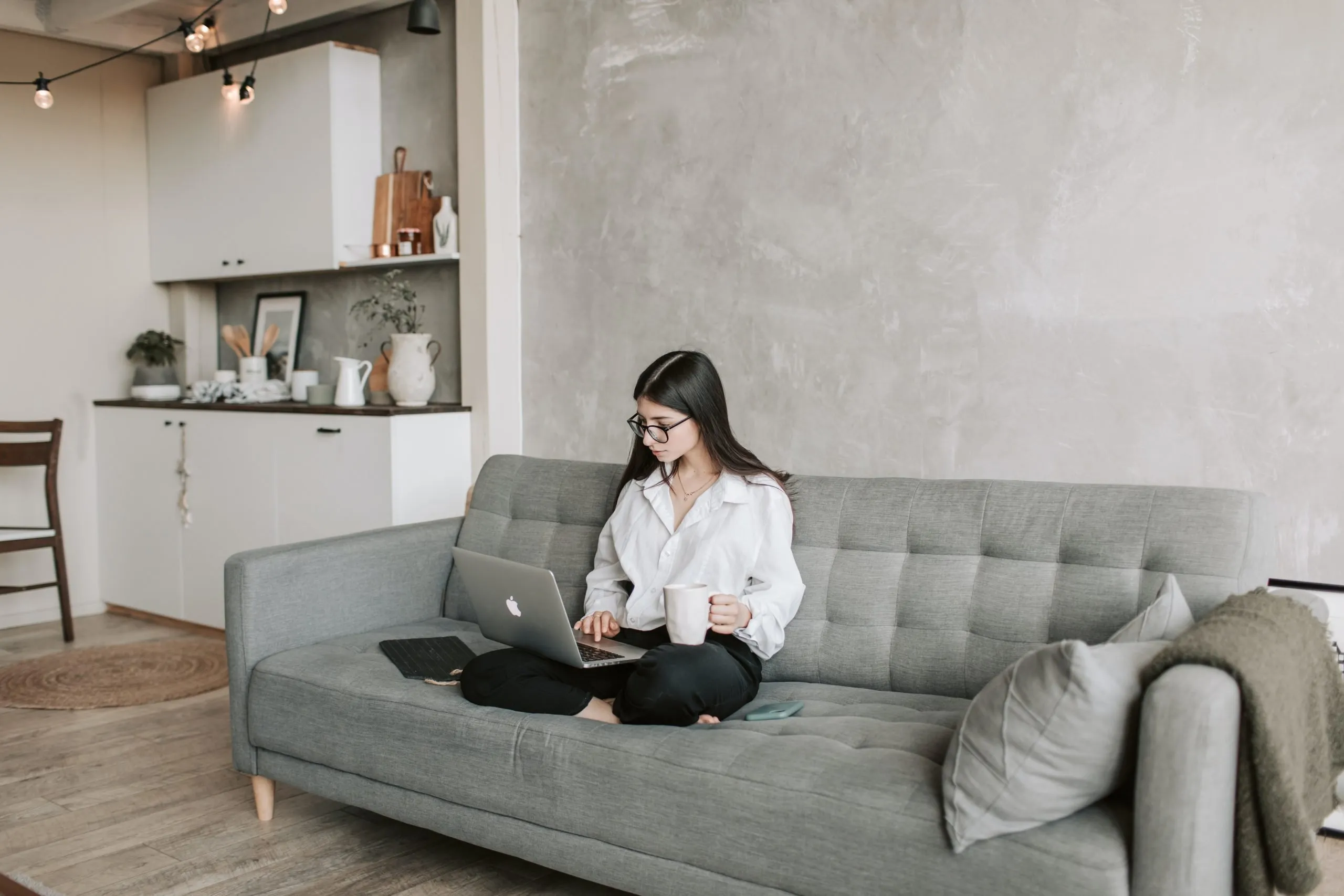 Discover how the right combination of tools can help solopreneurs find ease into the holiday season with much less stress. 